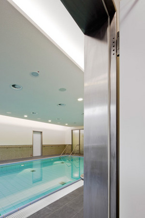 Edelstahlzargen von Bestofsteel Edelstahlzarge im Schwimmbad
