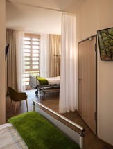 Patientenfreundliche Zimmer mit natürlichen Materialien und Farben. 