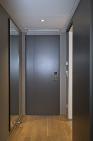 Die Hoteltür aus einer Hand.