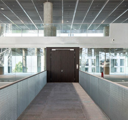 Stahlzarge für 2-flügelige Drehflügeltür aus Holz.